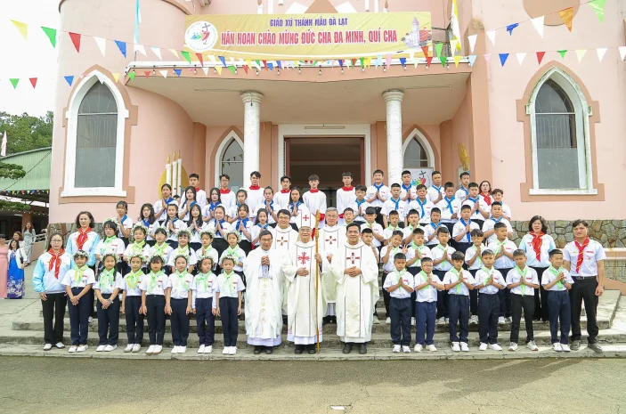 Giáo Xứ Thánh Mẫu – Đà Lạt: Niềm Vui Ngày Đại Lễ Với 26 Thiếu Niên Thêm Sức Và 29 Thiếu Nhi Rước Lễ Lần Đầu