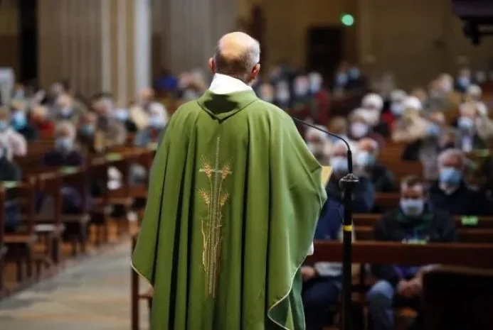 Tại Sao Linh Mục Mặc Áo Lễ