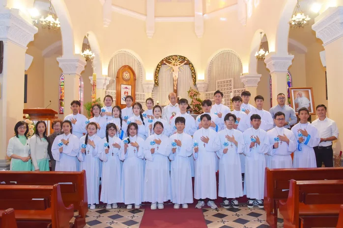 Giáo Xứ Chính Tòa Đà Lạt Hân Hoan Mừng 27 Em Rước Lễ Trọng Thể Bao Đồng
