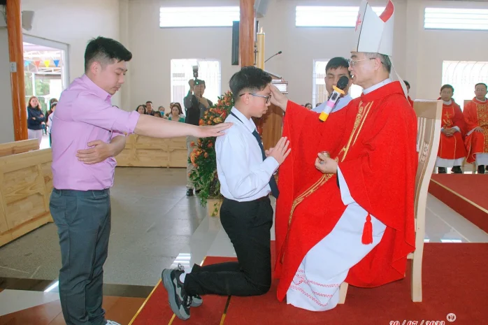 Đức Cha Đaminh Ban Bí Tích Thêm Sức Tại Giáo Xứ Bạch Đằng – Giáo Hạt Đà Lạt