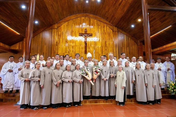 Lễ Khấn Trọn Tại Đan Viện Nữ Biển Đức Đồi Hiển Linh – Lộc Nam (Giáo Hạt Bảo Lộc, Giáo Phận Đà Lạt)