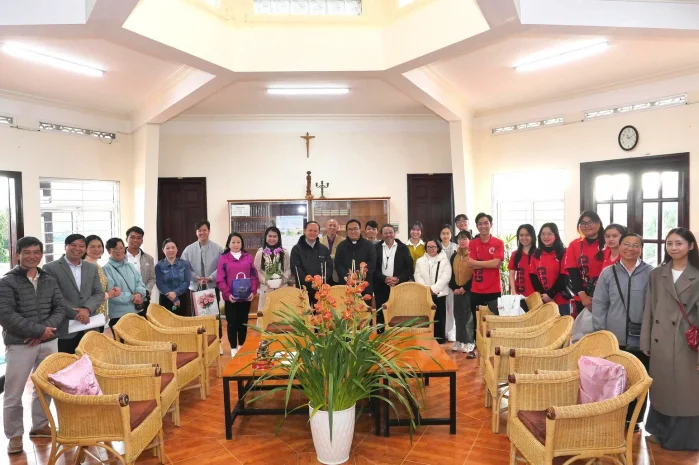 Đà Lạt: Ban Truyền Thông Và Ban Giới Trẻ Giáo Hạt Chúc Mừng Bổn Mạng Cha Tổng Đại Diện Gioan Bosco