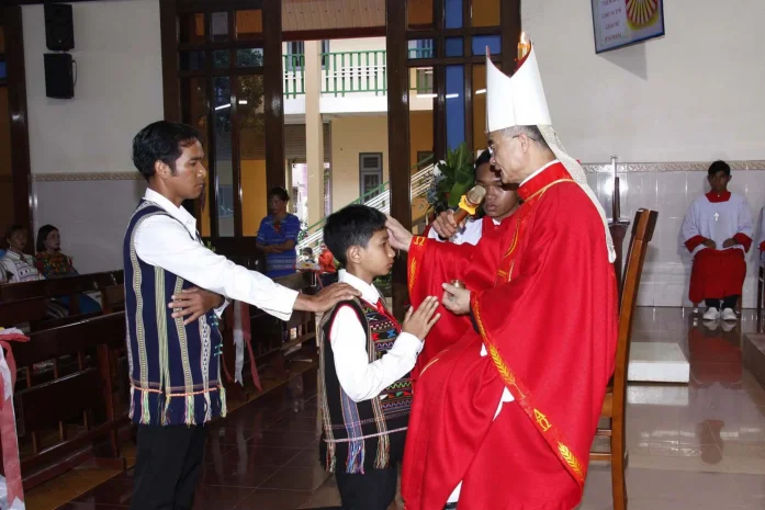 Đức Cha Đaminh Ban Bí Tích Thêm Sức Tại Giáo Xứ B’Sumrăc – Giáo Hạt Bảo Lộc