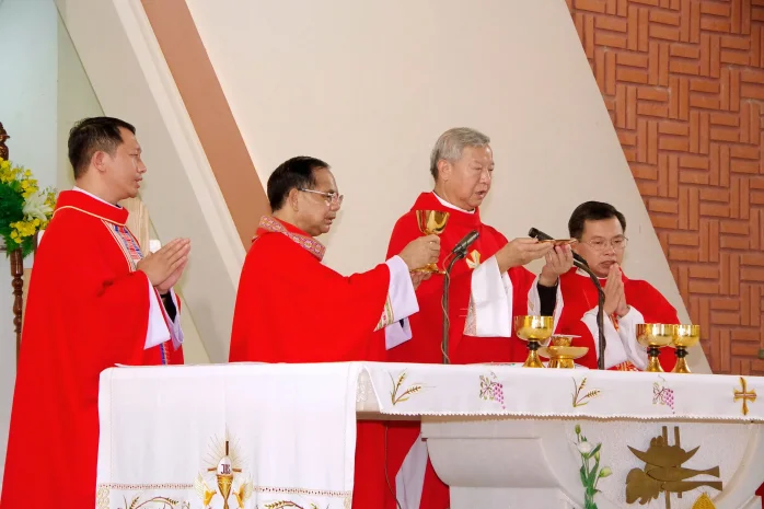 Giáo Xứ B’Sumrăc (Bảo Lộc): Cha Tổng Đại Diện Ban Bí Tích Thêm Sức