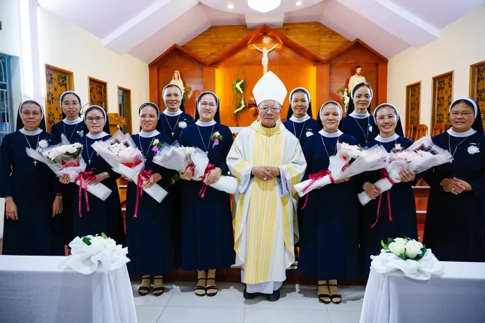 Dòng Chứng Nhân Đức Tin: Lễ Khấn Lần Đầu