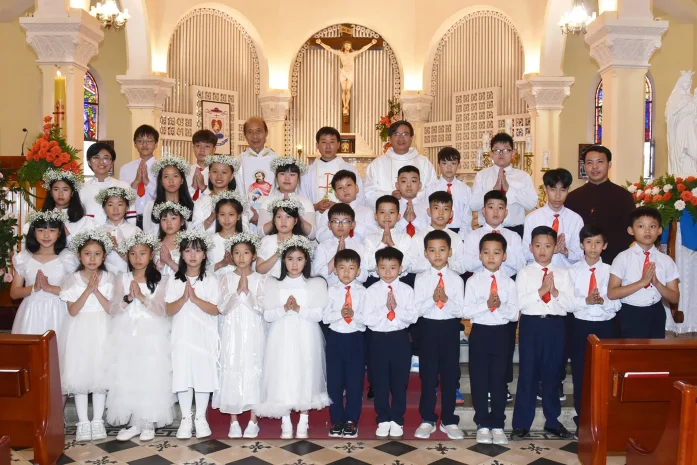 117 Thiếu Nhi Giáo Xứ Chính Tòa Đà Lạt Được Rước Lễ Lần Đầu