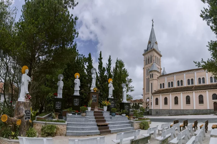 Giáo Xứ Chính Tòa Đà Lạt: Làm Phép Tượng Đài Các Thánh Tử Đạo Việt Nam