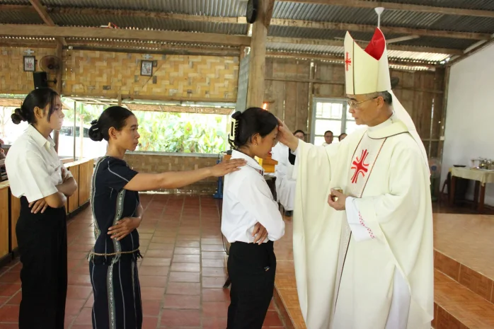 Đức Cha Đaminh Cử Hành Các Bí Tích Khai Tâm Tại Giáo Xứ Đạ R’Sal, Giáo Hạt Đạ Tông
