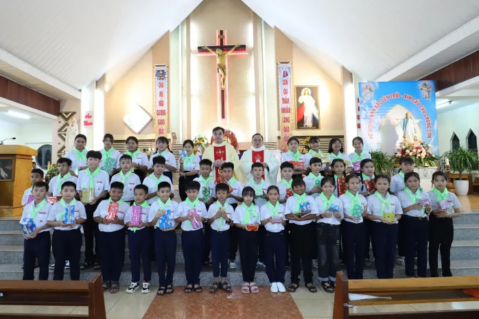 Rước Lễ Lần Đầu Tại Giáo Xứ Đam Bri – Giáo Hạt Madagui