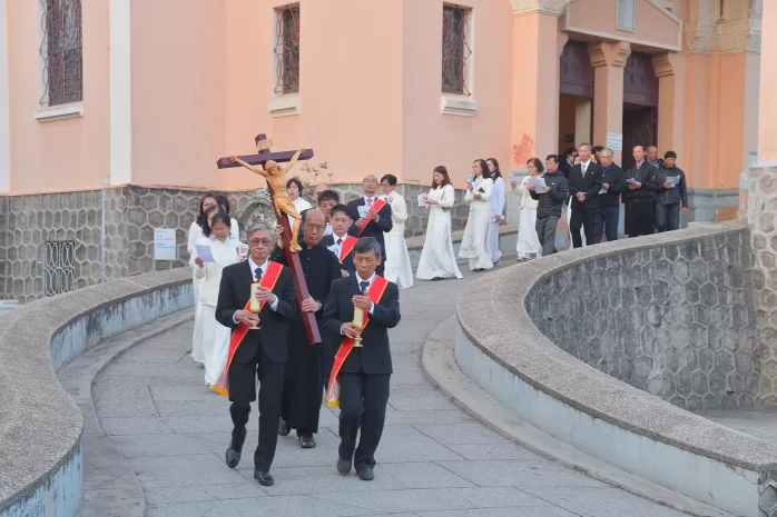 Giáo Xứ Chính Toà: Kiệu Tượng Thánh Giá Vào Từ Đường Phục Sinh