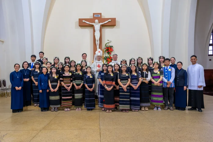 Tu Viện Đức Bà Lâm Viên Đà Lạt: Thánh Lễ Ban Bí Tích Thêm Sức Cho 26 Học Sinh Dân Tộc