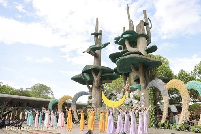 Dâng hoa tôn vinh Đức Mẹ La Vang