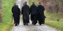 CHIẾC ÁO KHÔNG LÀM NÊN THẦY TU