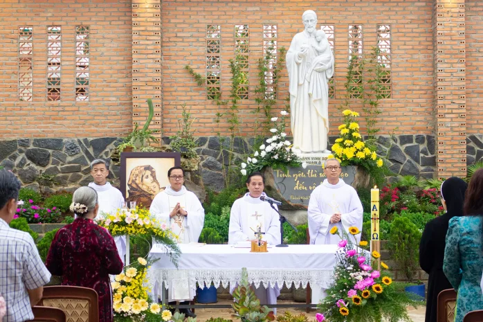 Thánh Lễ Tạ Ơn Hoàn Thành Công Trình Trùng Tu Cộng Đoàn Dòng Anh Em Bác Ái Hy Vọng: Làm Phép Tượng Thánh Vinh Sơn Phaolô
