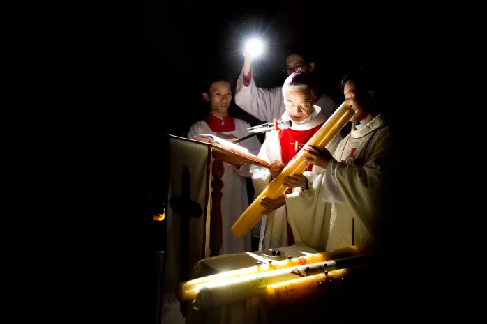 Đêm Canh Thức Vượt Qua Tại Giáo Xứ Chính Tòa Đà Lạt: Đức Giám Mục Rửa Tội 13 Tân Tòng