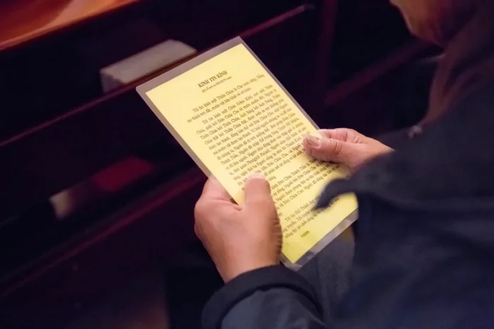 Giáo Xứ Chính Tòa Đà Lạt: Nghi Thức Ghi Danh Và Trao Kinh Tin Kính Cho 22 Dự Tòng