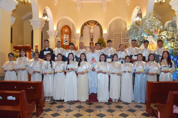 Niềm Vui Giáo Xứ Chính Tòa Đà Lạt Trước Đại Lễ Giáng Sinh: Thêm 21 Anh Chị Em Gia Nhập Hội Thánh