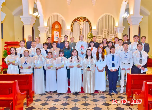 Giáo Xứ Chính Tòa Đà Lạt: Niềm Vui Trước Lễ Mẹ Lên Trời Với 15 anh chị em tân tòng
