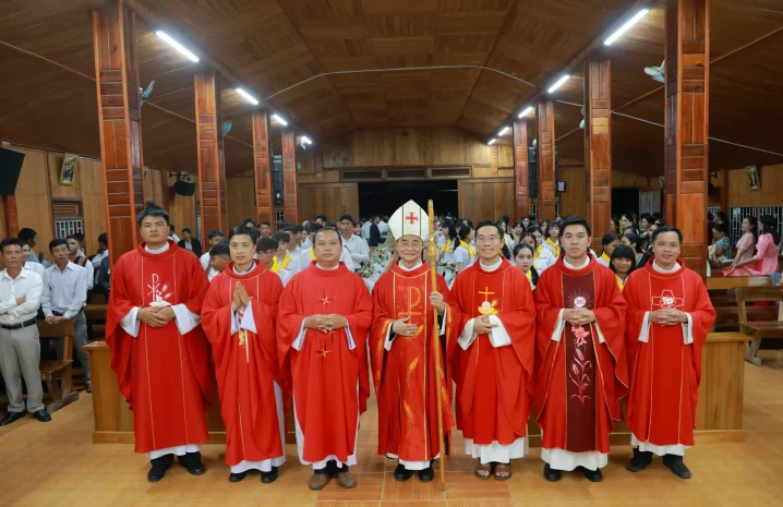 Giáo Xứ Đạ K’Nàng (Đạ Tông): 49 Thiếu Nhi Lãnh Bí Tích Thêm Sức