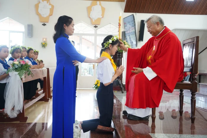 Giáo Xứ Đa Lộc (Đà Lạt): 43 Thiếu Nhi Rước Lễ Lần Đầu Và 37 Thiếu Niên Nhận Lãnh Bí Tích Thêm Sức