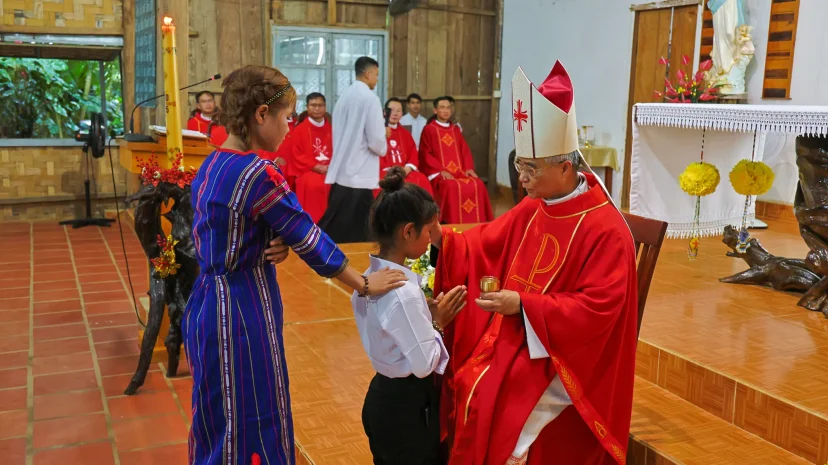 Giáo Xứ Đạ R’Sal – Đạ Tông: 85 Thiếu Nhi Rước Lễ Lần Đầu và 60 Thiếu Nhi Lãnh Nhận Bí Tích Thêm Sức.