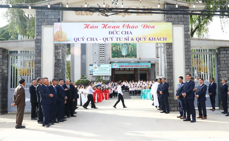 Giáo Xứ Lạc Lâm (Đơn Dương): Kỷ Niệm 10 Năm Cung Hiến Thánh Đường – 82 Thiếu Nhi Lãnh Bí Tích Thêm Sức