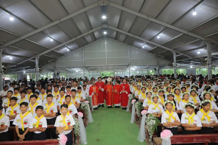 Giáo Xứ Liêng Srônh – Đạ Tông: 70 Thiếu Nhi Lãnh Bí Tích Thêm Sức