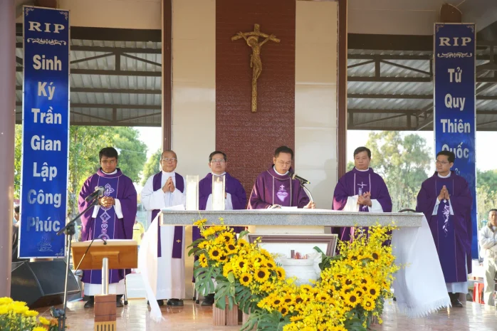 Giáo Xứ Tùng Nghĩa – Liên Khương – Nghĩa Lâm: Hiệp Dâng Thánh Lễ Minh Niên Cầu Cho Các Bậc Tiền Nhân Tại Nghĩa Trang Liên Giáo Xứ