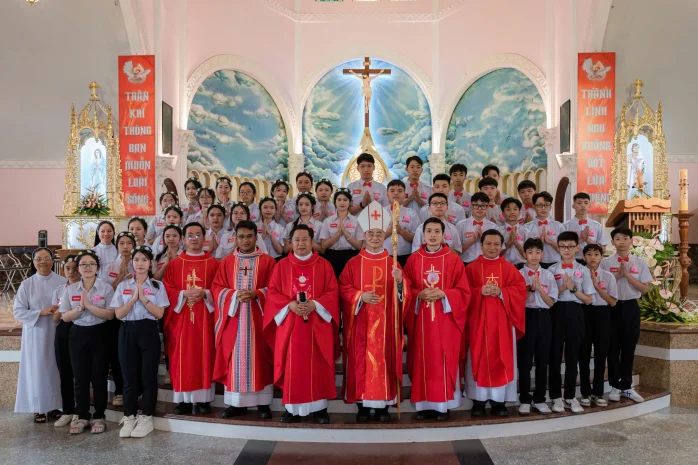 Giáo Xứ Tùng Nghĩa (Đức Trọng): 143 Thiếu Nhi Hân Hoan Lãnh Nhận Bí Tích Thêm Sức