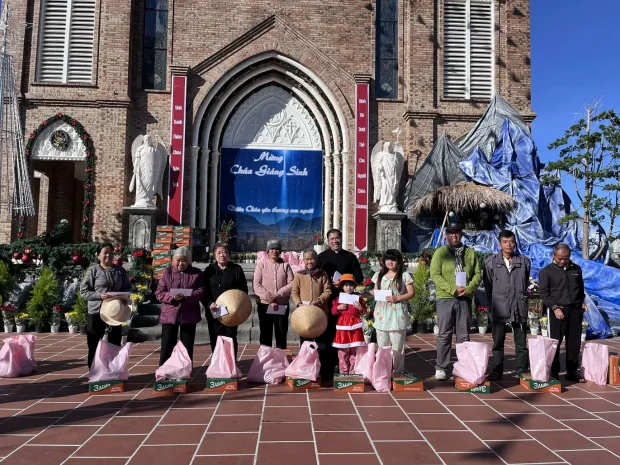 Giáo xứ Vinh Sơn Đà lạt Chia sẻ yêu thương Mùa Vọng Giáng Sinh 2025