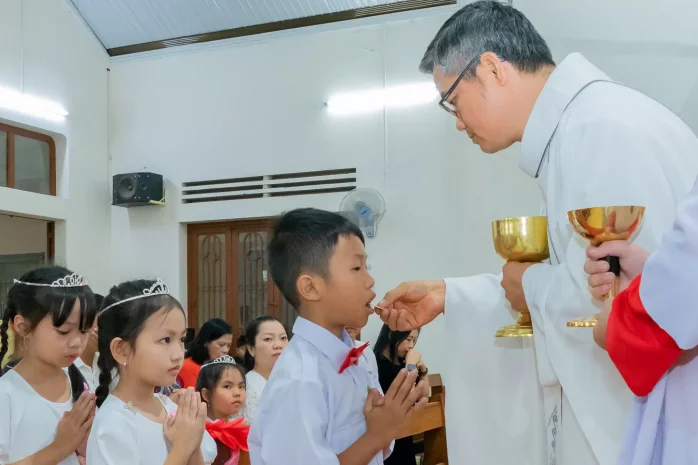 21 Em Thiếu Nhi Rước Lễ Lần Đầu Tại Giáo Sở Martinô (Bảo Lộc)