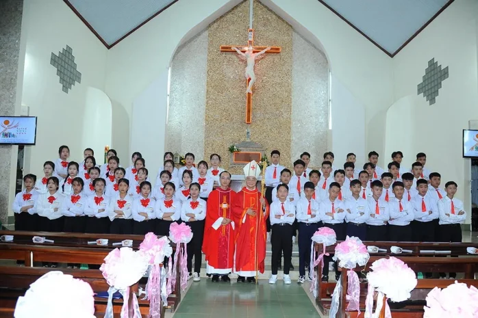 Đức Cha Đaminh Ban Bí Tích Thêm Sức Tại Giáo Xứ Hòa Nam – Giáo Hạt Di Linh