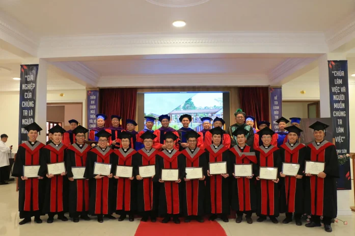 Tu Hội Truyền Giáo Vinh Sơn: Học Viện Durando Đà Lạt Bế Giảng Năm Học Và Nghi Thức Trao Thừa Tác Vụ Đọc Sách Và Giúp Lễ