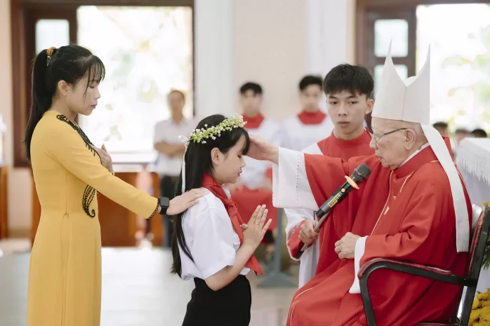 Đức Cha Antôn Ban Bí Tích Thêm Sức tại Giáo Xứ Hòa Phát (Bảo Lộc)