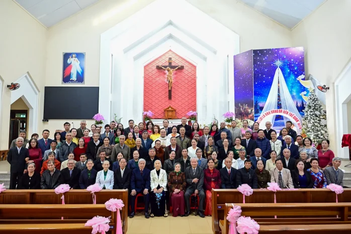 Giáo Xứ Hòa Phát (Bảo Lộc): Lễ Thánh Gia Thất – Cầu Nguyện Và Chúc Lành Cho Các Đôi Hôn Phối