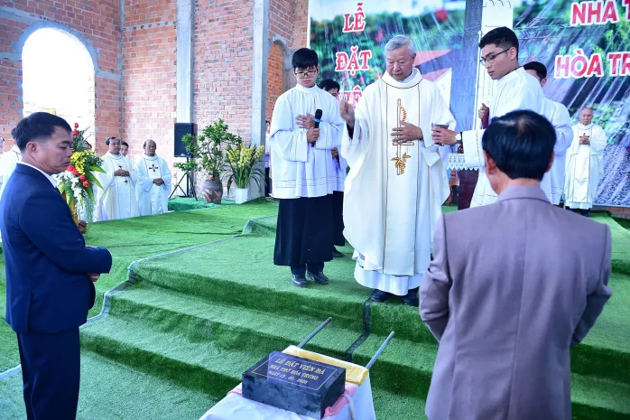 Thánh Lễ Đặt Viên Đá Đầu Tiên Nhà Thờ Giáo Sở Hòa Trung – Giáo Hạt Di Linh