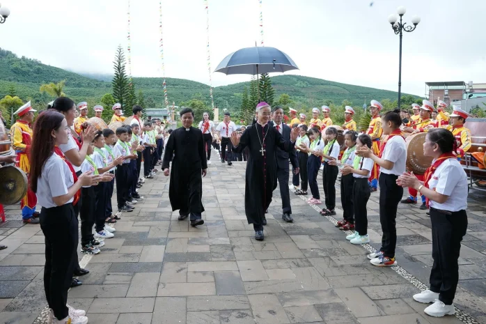 Đức Cha Đaminh Ban Bí Tích Thêm Sức Tại Giáo Xứ Hiệp Phát (Bảo Lộc)