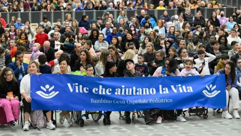 Đức Thánh Cha tiếp nhân viên và bệnh nhân bệnh viện nhi đồng Bambino Gesù