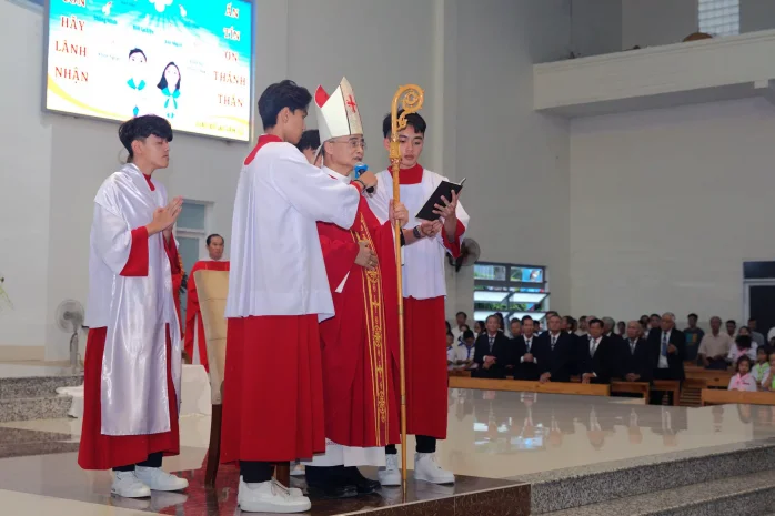 Giáo Xứ Lạc Lâm, Đơn Dương: 75 Em Thiếu Nhi Được Lãnh Nhận Bí Tích Thêm Sức