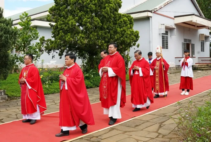 Hình Ảnh Đức Cha Đaminh Ban Bí Tích Thêm Sức Và Cho Rước Lễ Lần Đầu Tại Giáo Xứ Lâm Phát (Bảo Lộc)