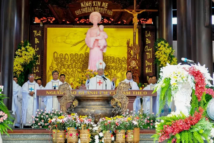 Trung Tâm Thánh Mẫu La Vang Bảo Lộc: Đức Cha Giáo Phận Dâng Lễ Hành Hương Ngày 13/5 và Tham Dự Dâng Hoa Kính Mẹ