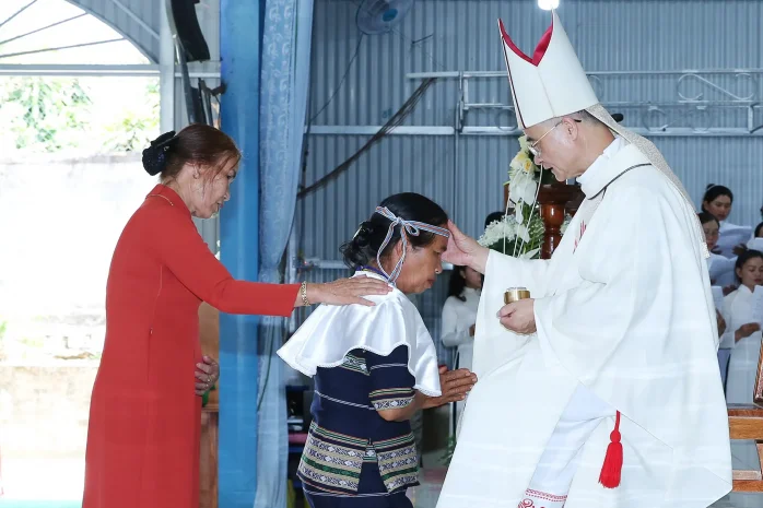 Đức Cha Đaminh Ban Các Bí Tích Tại Giáo Xứ Lộc Nam (Bảo Lộc)