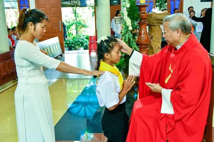 Cha Tổng Đại Diện Ban Bí Tích Thêm Sức Tại Giáo Xứ La Vang – Bao Loc