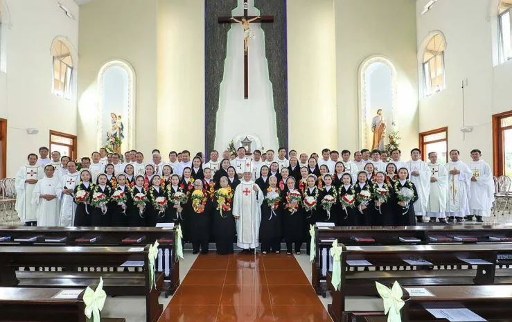 Hội Dòng Mến Thánh Giá Đà Lạt: Hồng Ân Tuyên Khấn Lần Đầu và Kỷ Niệm Khấn Dòng