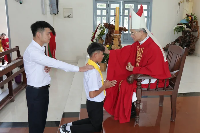 Đức Cha Đaminh ban Bí tích Thêm Sức tại Giáo xứ Ninh Loan – Giáo hạt Đức Trọng