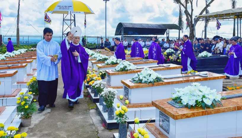 Đức Cha Đaminh Cử Hành Thánh Lễ Tại Nghĩa Trang Linh Mục Giáo Phận