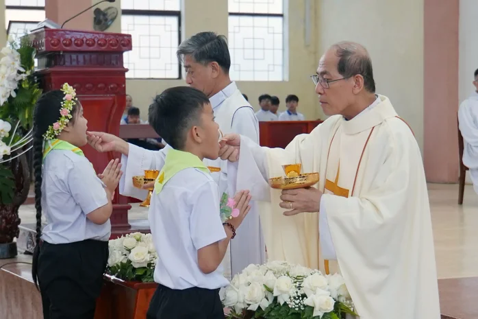 Giáo Xứ Quảng Lâm (Bảo Lộc): 120 Em Thiếu Nhi Xưng Tội Rước Lễ Lần Đầu