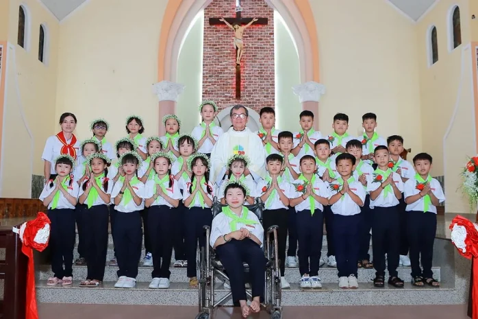 28 Em Thiếu Nhi Giáo Xứ Đa Minh (Bảo Lộc) Lần Đầu Tiên Rước Chúa