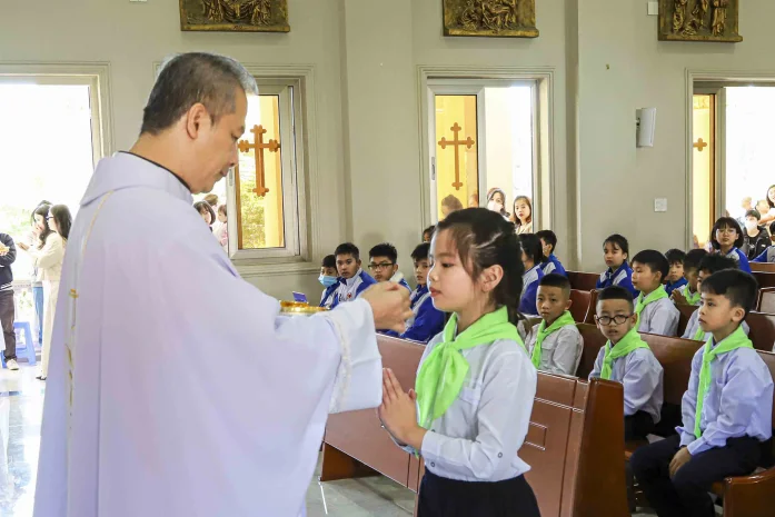 118 Thiếu Nhi Giáo Sở Don Bosco Đà Lạt Rước Lễ Lần Đầu