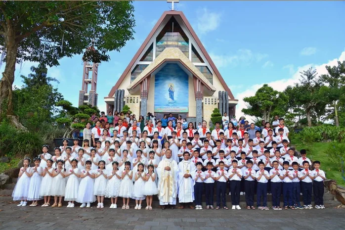 Giáo Xứ Suối Mơ (Bảo Lộc): 77 Em Thiếu Nhi Lãnh Nhận Bí Tích Thánh Thể Lần Đầu